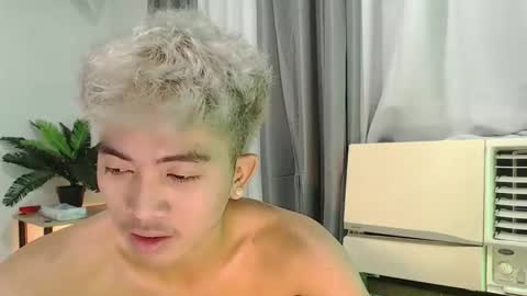 jaysee_hugecox online show from April 19, 2026, 8:55 pm