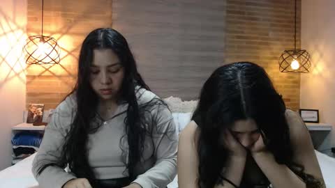 Jazmin and Scarlett online show from December 4, 2025, 7:50 am