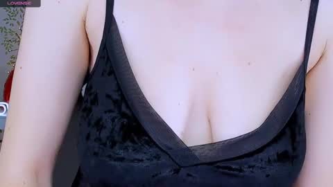 jeanniefox_ online show from February 12, 2025, 1:37 pm