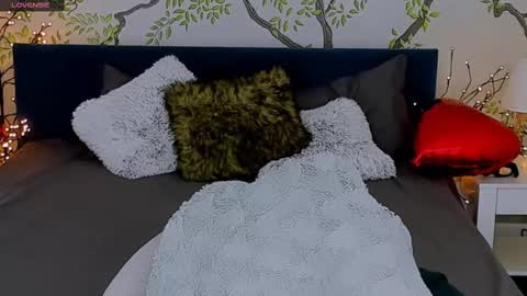 jeanniefox_ online show from February 13, 2025, 2:09 pm