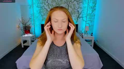 jeanniefox_ online show from September 11, 2025, 12:16 pm