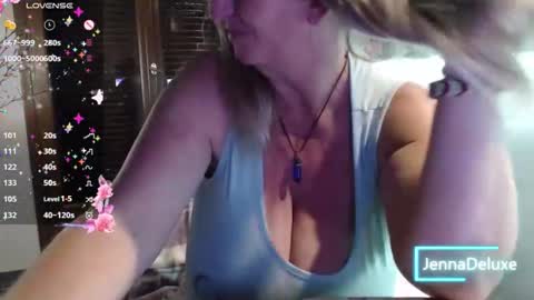 Snapshot of jennadeluxe chatting on May 28, 2026, 7:55 pm Jenna online show from May 28, 2026, 7:55 pm