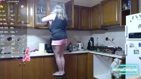 Snapshot of jennadeluxe chatting on June 13, 2026, 7:17 am Jenna online show from June 13, 2026, 7:17 am