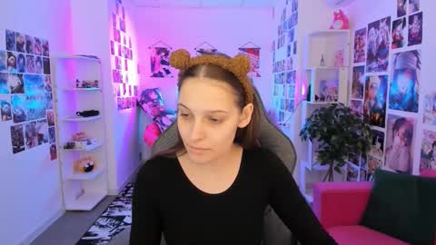 jenniferkiim online show from March 15, 2026, 8:20 am