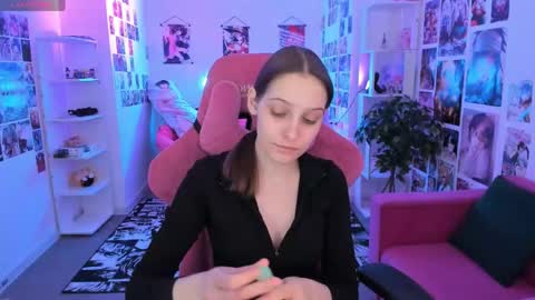 jenniferkiim online show from March 18, 2026, 11:02 am