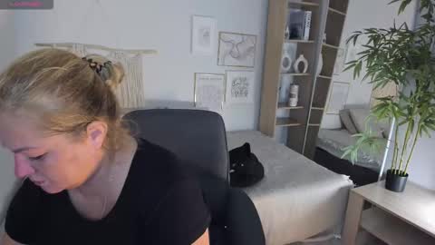 Snapshot of jenniferlight chatting on September 22, 2025, 7:27 pm Jennifer online show from September 22, 2025, 7:27 pm