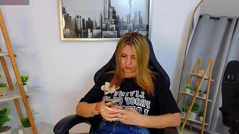 bella  adams online show from October 18, 2025, 12:02 am