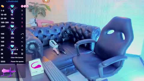 Snapshot of jessy_skinny_ chatting on October 28, 2025, 2:04 am Jessy online show from October 28, 2025, 2:04 am