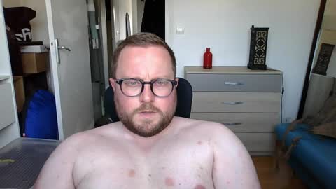 jeuneloup92 online show from May 27, 2026, 3:42 pm