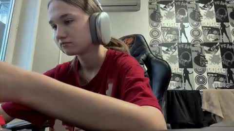 Snapshot of jewelldurham chatting on December 4, 2025, 12:25 pm Helgi online show from December 4, 2025, 12:25 pm