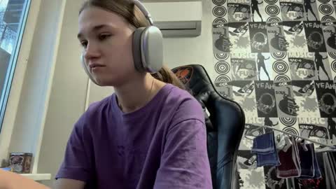 Snapshot of jewelldurham chatting on December 5, 2025, 12:14 pm Helgi online show from December 5, 2025, 12:14 pm