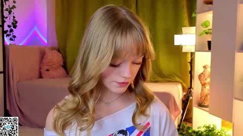 Gwen online show from April 28, 2026, 8:14 pm