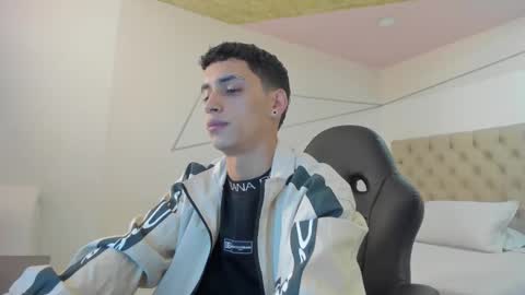 jhoanleandro online show from September 19, 2025, 4:36 am