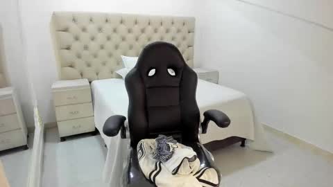 jhoanleandro online show from November 4, 2025, 5:06 am