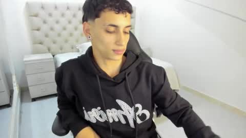 jhoanleandro online show from November 20, 2025, 4:34 am