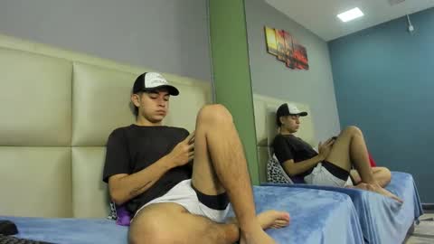 Snapshot of jhonny_saenz chatting on October 23, 2025, 1:43 pm Jhonny online show from October 23, 2025, 1:43 pm