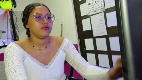 Snapshot of jimena_bell chatting on September 23, 2025, 1:36 pm Jimena online show from September 23, 2025, 1:36 pm