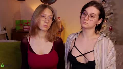 Hey Guys We are Julia ginger  Tina brunette online show from December 19, 2024, 3:52 pm