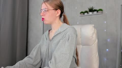 joann_shermann online show from September 23, 2025, 12:35 am