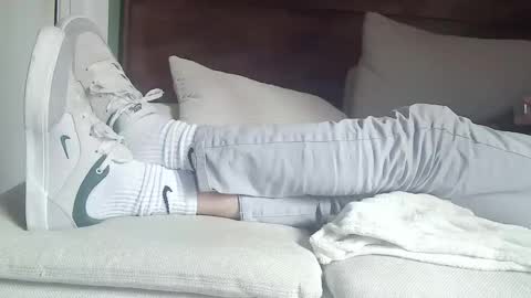 GUILLAUME feet and socks online show from January 31, 2025, 11:03 am