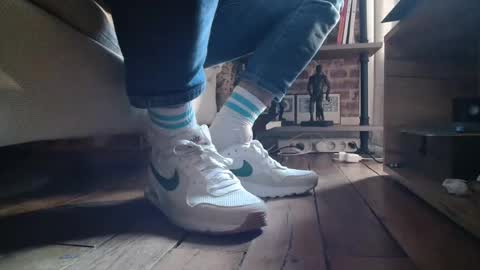 GUILLAUME feet and socks online show from February 3, 2025, 11:53 am