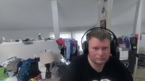 johnfernandez784 online show from June 19, 2026, 1:37 pm