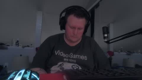 johnfernandez784 online show from June 30, 2026, 9:43 am