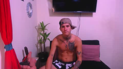 josue_linares online show from May 17, 2026, 1:47 am