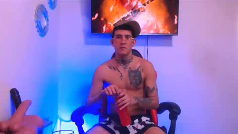 josue_linares online show from May 17, 2026, 7:10 pm