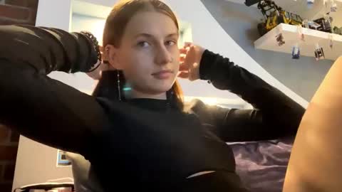 Lola online show from November 12, 2025, 4:18 pm