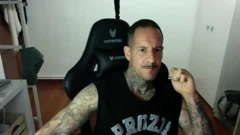 juanjocb34 online show from April 1, 2026, 9:56 pm