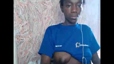 Snapshot of juicyberryx chatting on February 2, 2025, 2:56 pm queen online show from February 2, 2025, 2:56 pm