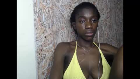 Snapshot of juicyberryx chatting on February 4, 2025, 1:34 am queen online show from February 4, 2025, 1:34 am