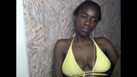Snapshot of juicyberryx chatting on February 4, 2025, 7:40 am queen online show from February 4, 2025, 7:40 am