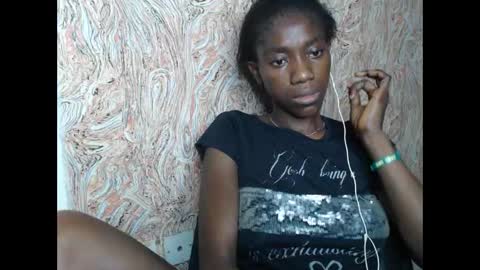 Snapshot of juicyberryx chatting on February 6, 2025, 6:29 am queen online show from February 6, 2025, 6:29 am