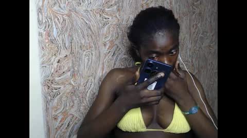 Snapshot of juicyberryx chatting on February 8, 2025, 3:30 am queen online show from February 8, 2025, 3:30 am