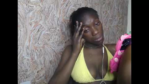 Snapshot of juicyberryx chatting on February 11, 2025, 10:18 pm queen online show from February 11, 2025, 10:18 pm