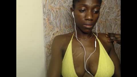 Snapshot of juicyberryx chatting on February 21, 2025, 8:18 am queen online show from February 21, 2025, 8:18 am