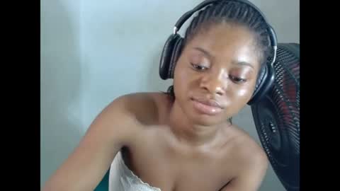 juicynpinkx online show from April 27, 2026, 11:08 am