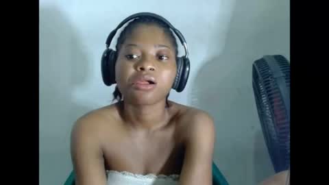 juicynpinkx online show from April 28, 2026, 10:59 pm