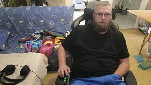 Julcs online show from April 15, 2026, 12:23 pm