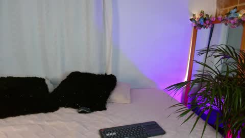 Jules and Gia online show from January 5, 2025, 11:01 pm