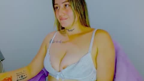  Juliana Torres  online show from December 16, 2025, 9:31 pm