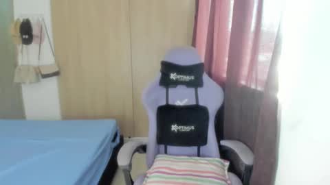 juli_santos_22 online show from May 3, 2026, 4:13 pm