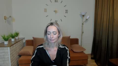 julia__cherry_ online show from January 12, 2025, 1:27 pm