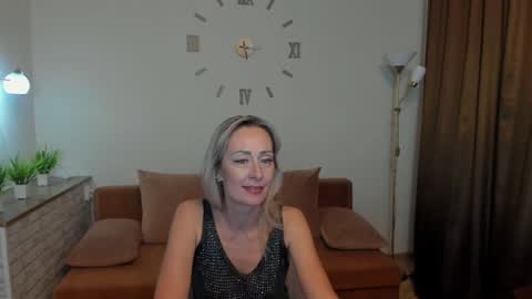 julia__cherry_ online show from February 1, 2025, 4:54 pm
