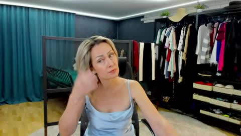 julia__cherry_ online show from May 9, 2026, 2:33 pm