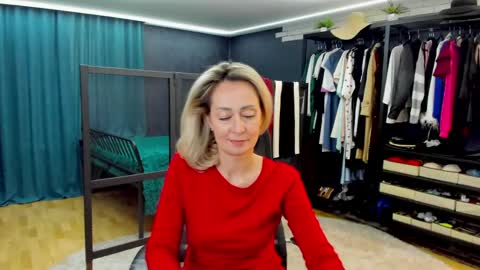 julia__cherry_ online show from May 12, 2026, 12:24 pm