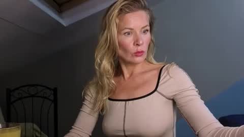 julia_giulia online show from November 12, 2025, 7:57 pm