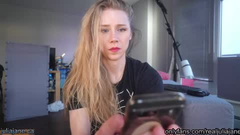 Snapshot of julia_jane chatting on April 8, 2026, 2:00 am Julia Jane online show from April 8, 2026, 2:00 am